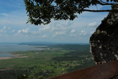 Doğa geçmişi / dramatik bulutlar ve dağ ve ağaçlı nehir: Hin chang si view piont Nam phong Ulusal Parkı Khon kaen Bölgesi Tayland.