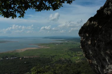 Doğa geçmişi / dramatik bulutlar ve dağ ve ağaçlı nehir: Hin chang si view piont Nam phong Ulusal Parkı Khon kaen Bölgesi Tayland.