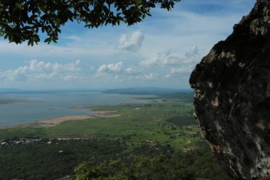 Doğa geçmişi / dramatik bulutlar ve dağ ve ağaçlı nehir: Hin chang si view piont Nam phong Ulusal Parkı Khon kaen Bölgesi Tayland.