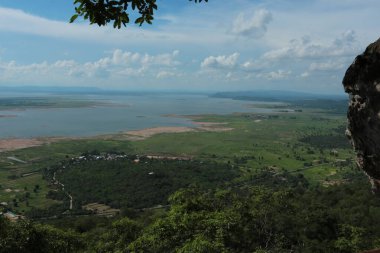 Doğa geçmişi / dramatik bulutlar ve dağ ve ağaçlı nehir: Hin chang si view piont Nam phong Ulusal Parkı Khon kaen Bölgesi Tayland.