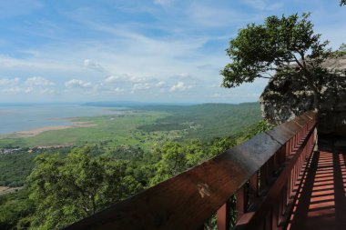 Doğa geçmişi / dramatik bulutlar ve dağ ve ağaçlı nehir: Hin chang si view piont Nam phong Ulusal Parkı Khon kaen Bölgesi Tayland.
