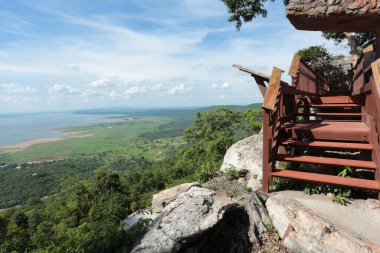 Doğa geçmişi / dramatik bulutlar ve dağ ve ağaçlı nehir: Hin chang si view piont Nam phong Ulusal Parkı Khon kaen Bölgesi Tayland.