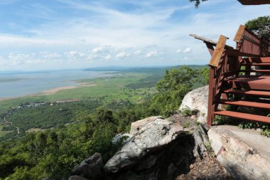 Doğa geçmişi / dramatik bulutlar ve dağ ve ağaçlı nehir: Hin chang si view piont Nam phong Ulusal Parkı Khon kaen Bölgesi Tayland.