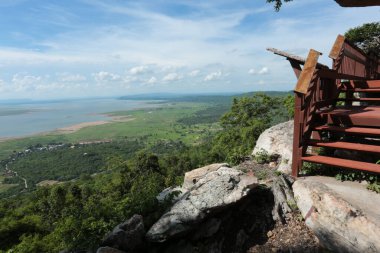 Doğa geçmişi / dramatik bulutlar ve dağ ve ağaçlı nehir: Hin chang si view piont Nam phong Ulusal Parkı Khon kaen Bölgesi Tayland.