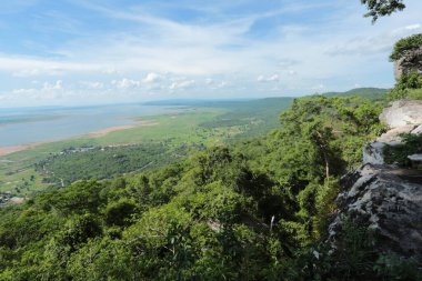 Doğa geçmişi / dramatik bulutlar ve dağ ve ağaçlı nehir: Hin chang si view piont Nam phong Ulusal Parkı Khon kaen Bölgesi Tayland.