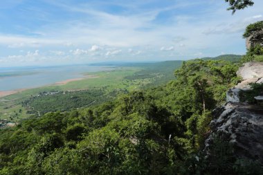 Doğa geçmişi / dramatik bulutlar ve dağ ve ağaçlı nehir: Hin chang si view piont Nam phong Ulusal Parkı Khon kaen Bölgesi Tayland.