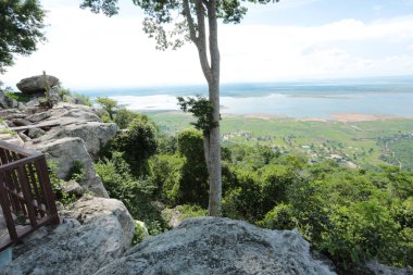 Doğa geçmişi / dramatik bulutlar ve dağ ve ağaçlı nehir: Hin chang si view piont Nam phong Ulusal Parkı Khon kaen Bölgesi Tayland.