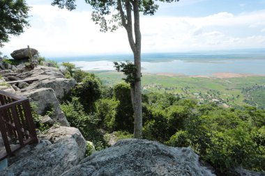 Doğa geçmişi / dramatik bulutlar ve dağ ve ağaçlı nehir: Hin chang si view piont Nam phong Ulusal Parkı Khon kaen Bölgesi Tayland.