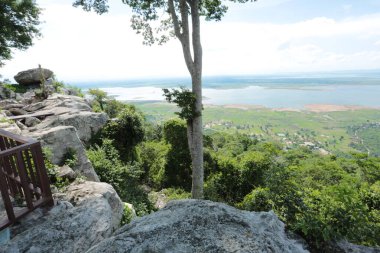 Doğa geçmişi / dramatik bulutlar ve dağ ve ağaçlı nehir: Hin chang si view piont Nam phong Ulusal Parkı Khon kaen Bölgesi Tayland.