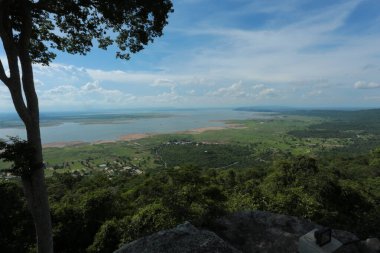 Doğa geçmişi / dramatik bulutlar ve dağ ve ağaçlı nehir: Hin chang si view piont Nam phong Ulusal Parkı Khon kaen Bölgesi Tayland.