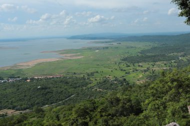 Doğa geçmişi / dramatik bulutlar ve dağ ve ağaçlı nehir: Hin chang si view piont Nam phong Ulusal Parkı Khon kaen Bölgesi Tayland.