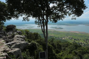 Doğa geçmişi / dramatik bulutlar ve dağ ve ağaçlı nehir: Hin chang si view piont Nam phong Ulusal Parkı Khon kaen Bölgesi Tayland.