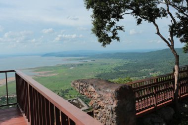 Doğa geçmişi / dramatik bulutlar ve dağ ve ağaçlı nehir: Hin chang si view piont Nam phong Ulusal Parkı Khon kaen Bölgesi Tayland.