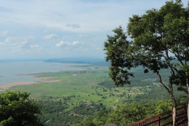 Doğa geçmişi / dramatik bulutlar ve dağ ve ağaçlı nehir: Hin chang si view piont Nam phong Ulusal Parkı Khon kaen Bölgesi Tayland.