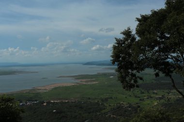 Doğa geçmişi / dramatik bulutlar ve dağ ve ağaçlı nehir: Hin chang si view piont Nam phong Ulusal Parkı Khon kaen Bölgesi Tayland.