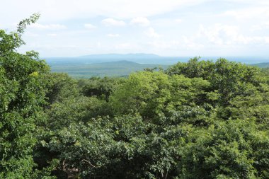 Doğa geçmişi / dramatik bulutlar ve dağ ve ağaçlı nehir: Hin chang si view piont Nam phong Ulusal Parkı Khon kaen Bölgesi Tayland.
