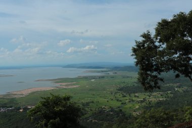 Doğa geçmişi / dramatik bulutlar ve dağ ve ağaçlı nehir: Hin chang si view piont Nam phong Ulusal Parkı Khon kaen Bölgesi Tayland.