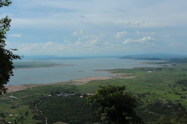 Doğa geçmişi / dramatik bulutlar ve dağ ve ağaçlı nehir: Hin chang si view piont Nam phong Ulusal Parkı Khon kaen Bölgesi Tayland.