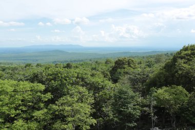 Doğa geçmişi / dramatik bulutlar ve dağ ve ağaçlı nehir: Hin chang si view piont Nam phong Ulusal Parkı Khon kaen Bölgesi Tayland.