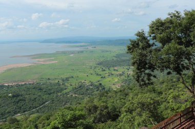 Doğa geçmişi / dramatik bulutlar ve dağ ve ağaçlı nehir: Hin chang si view piont Nam phong Ulusal Parkı Khon kaen Bölgesi Tayland.
