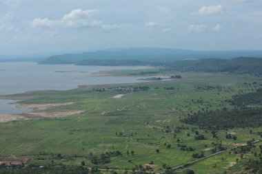 Doğa geçmişi / dramatik bulutlar ve dağ ve ağaçlı nehir: Hin chang si view piont Nam phong Ulusal Parkı Khon kaen Bölgesi Tayland.