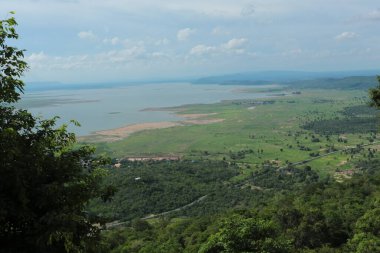 Doğa geçmişi / dramatik bulutlar ve dağ ve ağaçlı nehir: Hin chang si view piont Nam phong Ulusal Parkı Khon kaen Bölgesi Tayland.