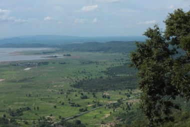 Doğa geçmişi / dramatik bulutlar ve dağ ve ağaçlı nehir: Hin chang si view piont Nam phong Ulusal Parkı Khon kaen Bölgesi Tayland.