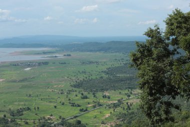 Doğa geçmişi / dramatik bulutlar ve dağ ve ağaçlı nehir: Hin chang si view piont Nam phong Ulusal Parkı Khon kaen Bölgesi Tayland.