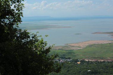Doğa geçmişi / dramatik bulutlar ve dağ ve ağaçlı nehir: Hin chang si view piont Nam phong Ulusal Parkı Khon kaen Bölgesi Tayland.