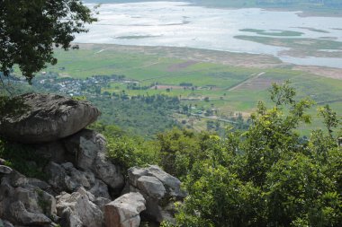 Doğa geçmişi / dramatik bulutlar ve dağ ve ağaçlı nehir: Hin chang si view piont Nam phong Ulusal Parkı Khon kaen Bölgesi Tayland.