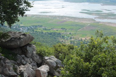 Doğa geçmişi / dramatik bulutlar ve dağ ve ağaçlı nehir: Hin chang si view piont Nam phong Ulusal Parkı Khon kaen Bölgesi Tayland.