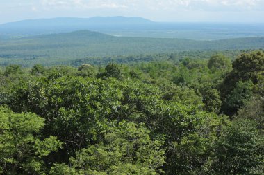 Doğa geçmişi / dramatik bulutlar ve dağ ve ağaçlı nehir: Hin chang si view piont Nam phong Ulusal Parkı Khon kaen Bölgesi Tayland.