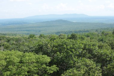 Doğa geçmişi / dramatik bulutlar ve dağ ve ağaçlı nehir: Hin chang si view piont Nam phong Ulusal Parkı Khon kaen Bölgesi Tayland.