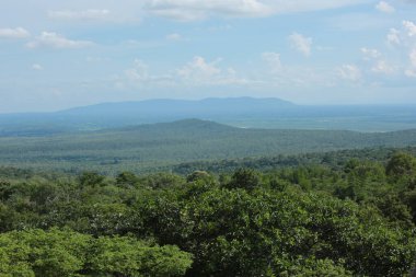 Doğa geçmişi / dramatik bulutlar ve dağ ve ağaçlı nehir: Hin chang si view piont Nam phong Ulusal Parkı Khon kaen Bölgesi Tayland.