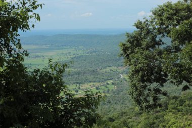 Doğa geçmişi / dramatik bulutlar ve dağ ve ağaçlı nehir: Hin chang si view piont Nam phong Ulusal Parkı Khon kaen Bölgesi Tayland.