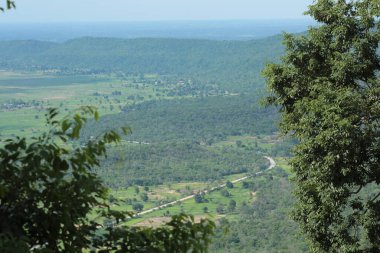 Doğa geçmişi / dramatik bulutlar ve dağ ve ağaçlı nehir: Hin chang si view piont Nam phong Ulusal Parkı Khon kaen Bölgesi Tayland.