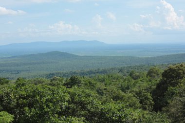 Doğa geçmişi / dramatik bulutlar ve dağ ve ağaçlı nehir: Hin chang si view piont Nam phong Ulusal Parkı Khon kaen Bölgesi Tayland.