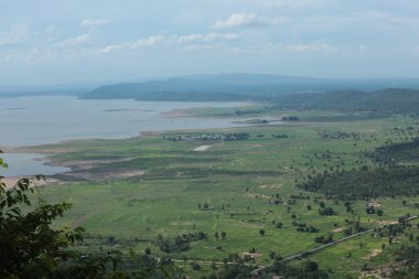 Doğa geçmişi / dramatik bulutlar ve dağ ve ağaçlı nehir: Hin chang si view piont Nam phong Ulusal Parkı Khon kaen Bölgesi Tayland.