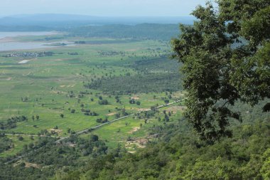 Doğa geçmişi / dramatik bulutlar ve dağ ve ağaçlı nehir: Hin chang si view piont Nam phong Ulusal Parkı Khon kaen Bölgesi Tayland.