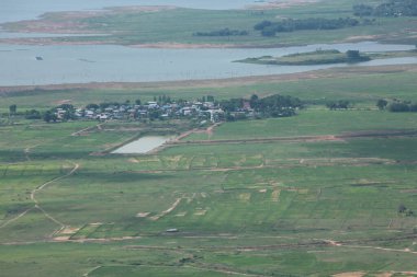 Doğa geçmişi / dramatik bulutlar ve dağ ve ağaçlı nehir: Hin chang si view piont Nam phong Ulusal Parkı Khon kaen Bölgesi Tayland.