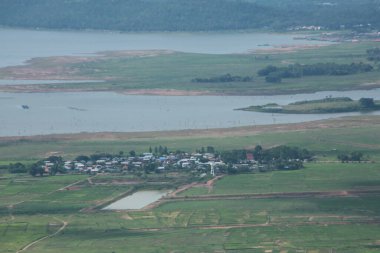 Doğa geçmişi / dramatik bulutlar ve dağ ve ağaçlı nehir: Hin chang si view piont Nam phong Ulusal Parkı Khon kaen Bölgesi Tayland.