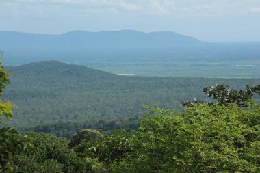 Doğa geçmişi / dramatik bulutlar ve dağ ve ağaçlı nehir: Hin chang si view piont Nam phong Ulusal Parkı Khon kaen Bölgesi Tayland.