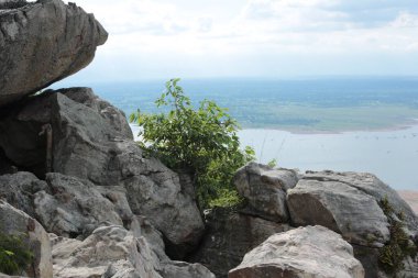 Doğa geçmişi / dramatik bulutlar ve dağ ve ağaçlı nehir: Hin chang si view piont Nam phong Ulusal Parkı Khon kaen Bölgesi Tayland.