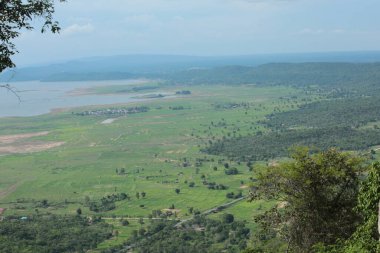 Doğa geçmişi / dramatik bulutlar ve dağ ve ağaçlı nehir: Hin chang si view piont Nam phong Ulusal Parkı Khon kaen Bölgesi Tayland.