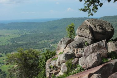 Doğa geçmişi / dramatik bulutlar ve dağ ve ağaçlı nehir: Hin chang si view piont Nam phong Ulusal Parkı Khon kaen Bölgesi Tayland.