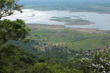 Doğa geçmişi / dramatik bulutlar ve dağ ve ağaçlı nehir: Hin chang si view piont Nam phong Ulusal Parkı Khon kaen Bölgesi Tayland.