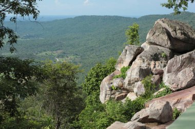 Doğa geçmişi / dramatik bulutlar ve dağ ve ağaçlı nehir: Hin chang si view piont Nam phong Ulusal Parkı Khon kaen Bölgesi Tayland.