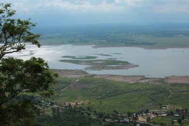 Doğa geçmişi / dramatik bulutlar ve dağ ve ağaçlı nehir: Hin chang si view piont Nam phong Ulusal Parkı Khon kaen Bölgesi Tayland.