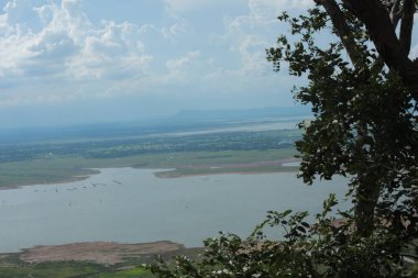 Doğa geçmişi / dramatik bulutlar ve dağ ve ağaçlı nehir: Hin chang si view piont Nam phong Ulusal Parkı Khon kaen Bölgesi Tayland.
