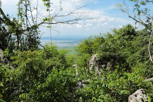 Doğa geçmişi / dramatik bulutlar ve dağ ve ağaçlı nehir: Hin chang si view piont Nam phong Ulusal Parkı Khon kaen Bölgesi Tayland.